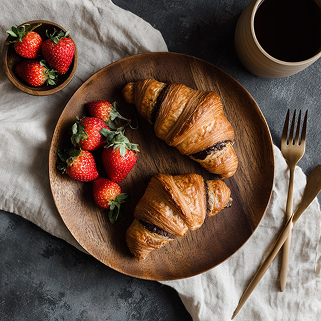 plat24941_flat_lay_of_a_wooden_plate_with_strawberries_and_hone_2a2fcb50-bab8-4ffd-8d1c-4ac0a6bc451a 1.jpg