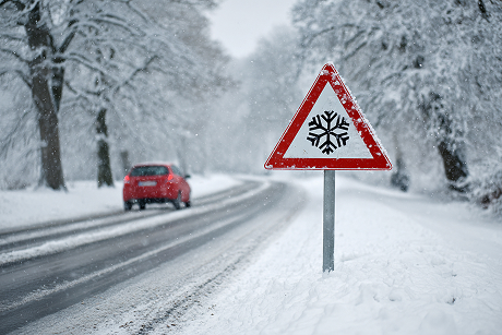plat24941_snow-covered_road_road_sign_with_a_snowflake_red_car__4cf9a417-e5ec-4063-9374-70131f19060a 1.jpg
